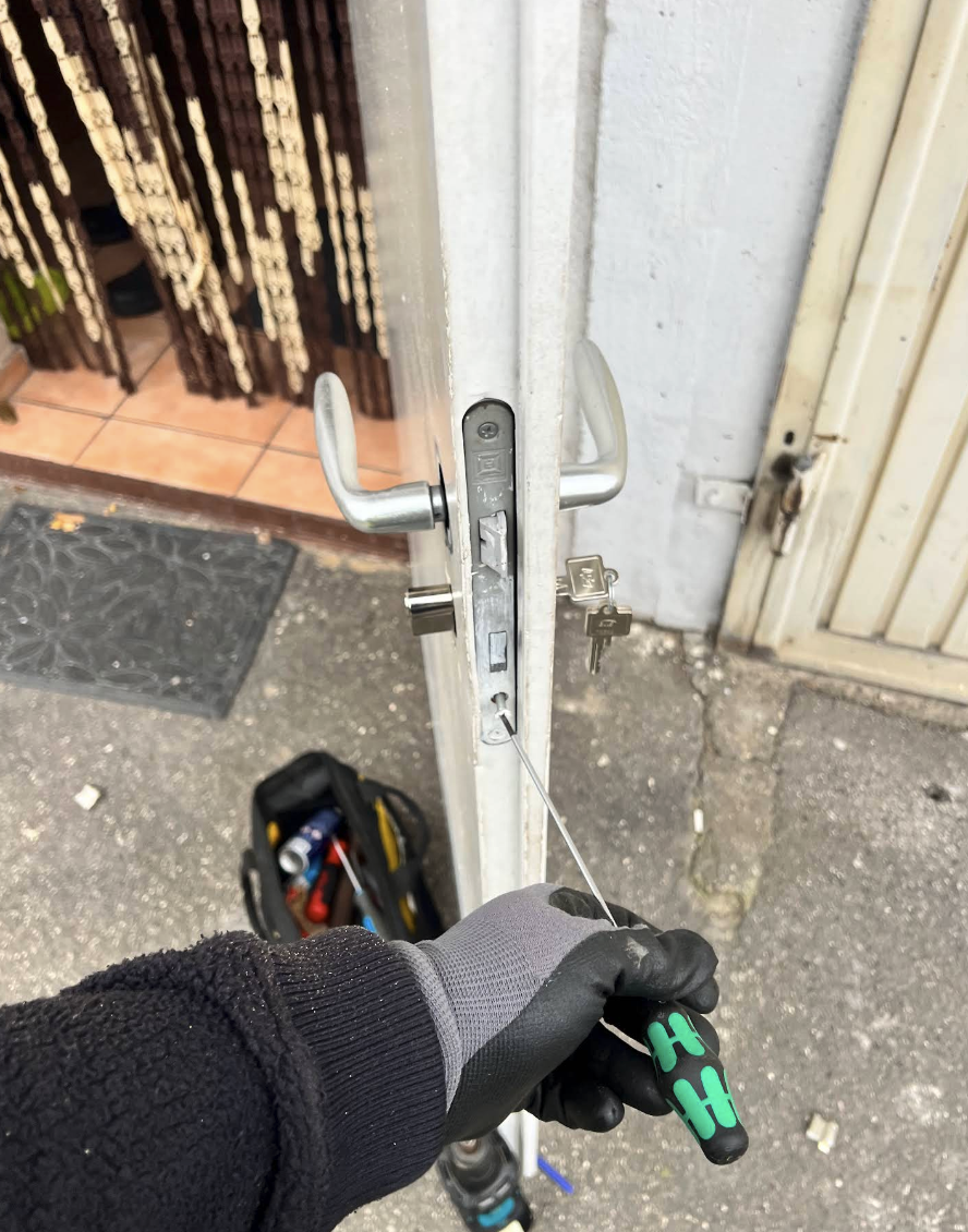 Schlüsseldienst Hartmann bei einer professionellen Türöffnung in Mannheim